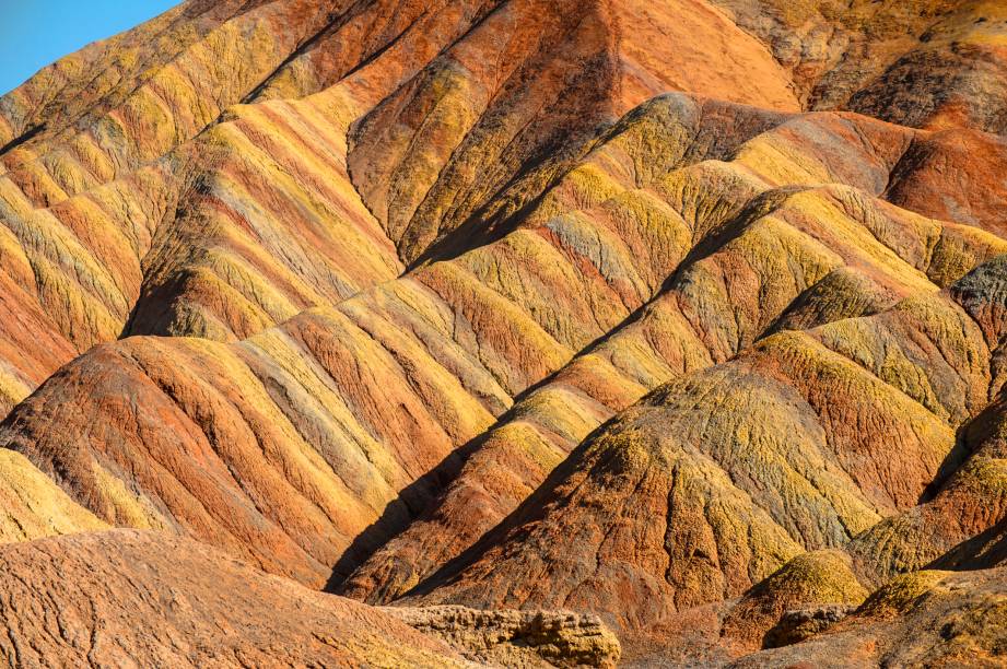 <strong>Zhangye Danxia, China</strong> Essa imagem surreal é apenas um detalhes das formações rochosas danxia, em Zhangye, no centro-norte da China.<a href="https://www.booking.com/searchresults.pt-br.html?aid=332455&lang=pt-br&sid=eedbe6de09e709d664615ac6f1b39a5d&sb=1&src=index&src_elem=sb&error_url=https%3A%2F%2Fwww.booking.com%2Findex.pt-br.html%3Faid%3D332455%3Bsid%3Deedbe6de09e709d664615ac6f1b39a5d%3Bsb_price_type%3Dtotal%26%3B&ss=China&ssne=Ilhabela&ssne_untouched=Ilhabela&checkin_monthday=&checkin_month=&checkin_year=&checkout_monthday=&checkout_month=&checkout_year=&no_rooms=1&group_adults=2&group_children=0&from_sf=1&ss_raw=China+&ac_position=0&ac_langcode=xb&dest_id=44&dest_type=country&search_pageview_id=a5a173e6a6c40073&search_selected=true&search_pageview_id=a5a173e6a6c40073&ac_suggestion_list_length=5&ac_suggestion_theme_list_length=0" target="_blank" rel="noopener"><em>Busque hospedagens na China no Booking.com</em></a>