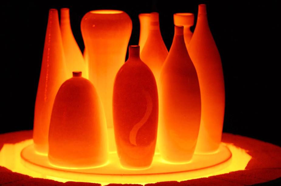 Técnica da queima de raku, em que as peças são finalizadas ainda incandescentes Técnica da queima de raku, em que as peças são finalizadas ainda incandescentes