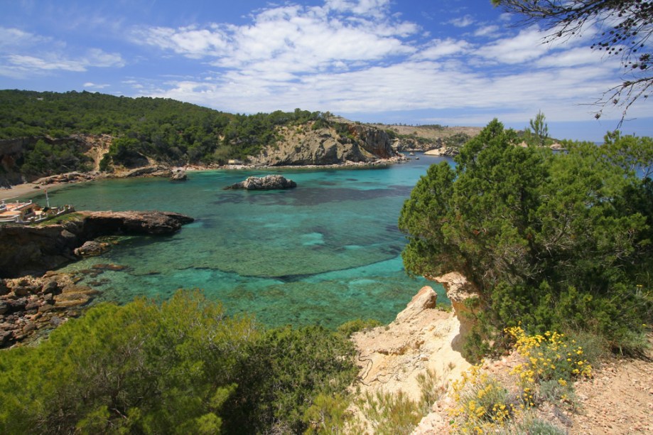 Praia em Ibiza, Ilhas Baleares. No verão o local lota de turistas em busca de sol e muitas baladas