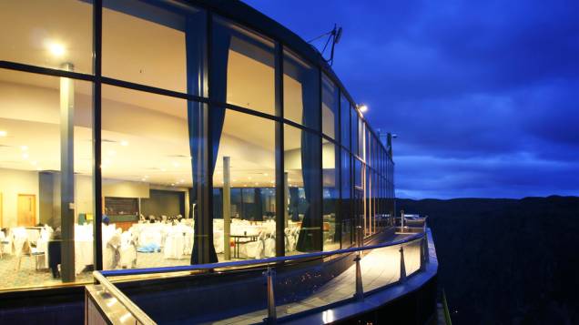 Skyline Restaurant, em Queenstown, com vista para o Lago Wakatipu Skyline Restaurant, em Queenstown, com vista para o Lago Wakatipu