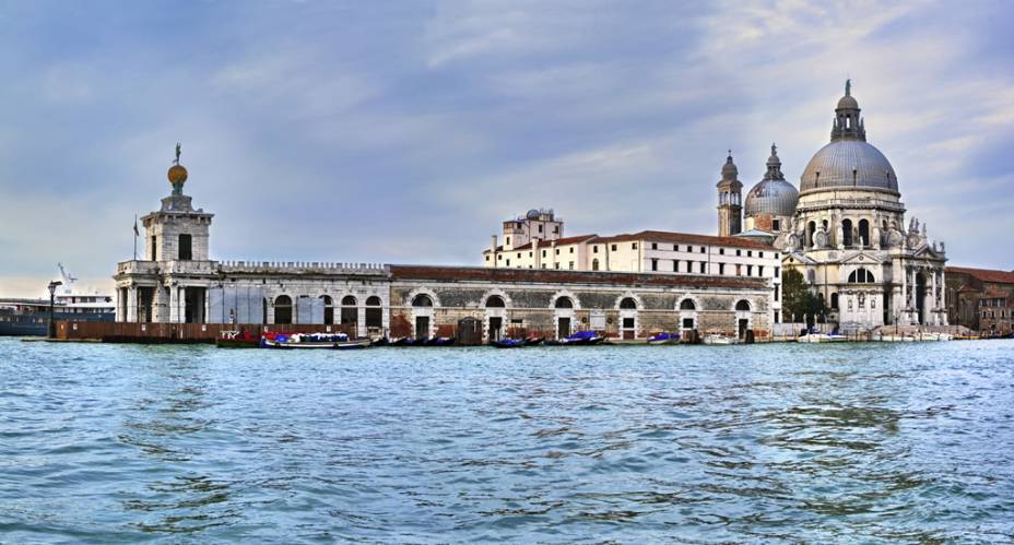 Em Dorsoduro, Igreja Santa Maria della Salute, em estilo barroco do século 17