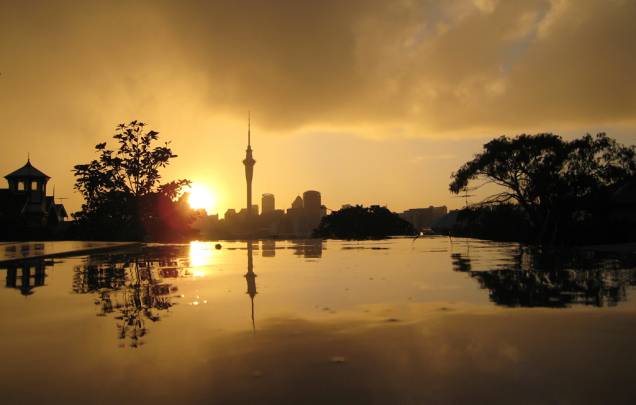 Do topo da Sky Tower, em Auckland, de onde é pessoas fazem base-jump, é possível ver paisagens a 80 quilômetros de distância – e lógico, ver o sol tomado por cores alaranjadas no final do dia. Informação curiosa: o elevador do edifício demora 40 segundos para chegar ao cume da Sky Tower Do topo da Sky Tower, em Auckland, de onde é pessoas fazem base-jump, é possível ver paisagens a 80 quilômetros de distância – e lógico, ver o sol tomado por cores alaranjadas no final do dia. Informação curiosa: o elevador do edifício demora 40 segundos para chegar ao cume da Sky Tower