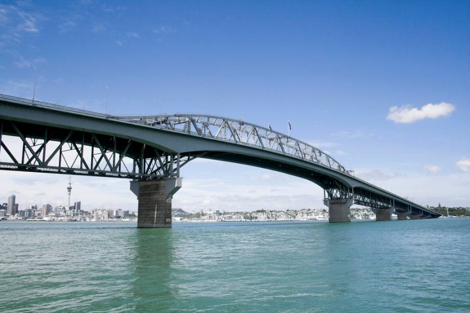 Na Auckland Bridge é possível pular de bungee jump do ponto mais alto da estrutura