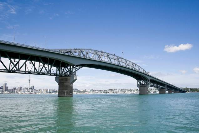 Na Auckland Bridge é possível pular de bungee jump do ponto mais alto da estrutura Na Auckland Bridge é possível pular de bungee jump do ponto mais alto da estrutura