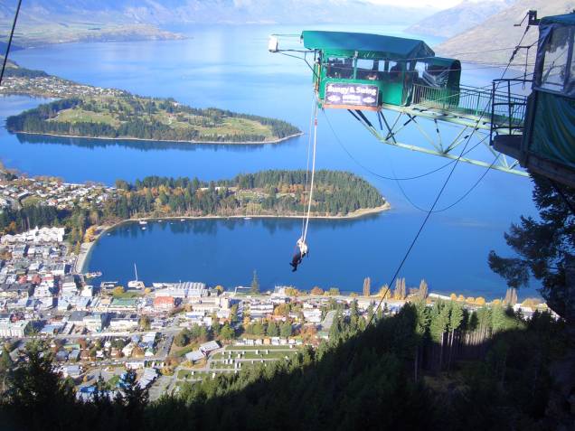 À beira do Lago Wakatipu, Queenstown é a queridinha dos esportistas radicais e capital do bungee jumping À beira do Lago Wakatipu, Queenstown é a queridinha dos esportistas radicais e capital do bungee jumping