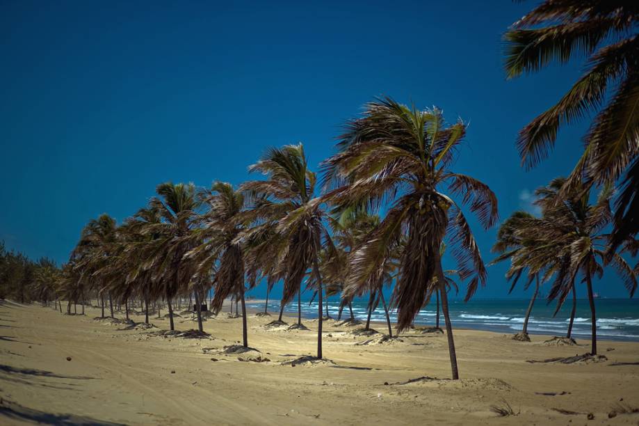 Mais central e movimentada da vila, a Praia do Cumbuco é o ponto de partida dos passeios de bugue, cavalo e quadriciclo