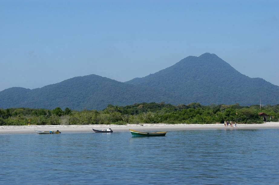 A Mata Atlântica cobre 90% da ilha, por isso recebe muitos grupos de estudantes para aulas práticas sobre o meio ambiente