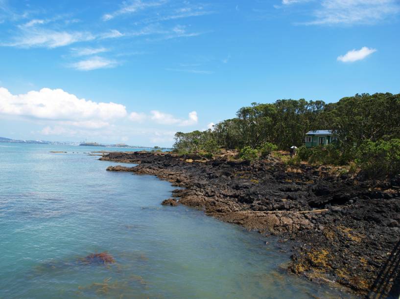 A ilha vulcânica Rangitoto, em Auckland. Como a última erupção foi há mais de 600 anos, dá até para subir ao topo do vulcão em pouco mais de uma hora de caminhada