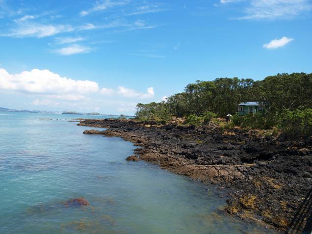 A ilha vulcânica Rangitoto, em Auckland. Como a última erupção foi há mais de 600 anos, dá até para subir ao topo do vulcão em pouco mais de uma hora de caminhada A ilha vulcânica Rangitoto, em Auckland. Como a última erupção foi há mais de 600 anos, dá até para subir ao topo do vulcão em pouco mais de uma hora de caminhada