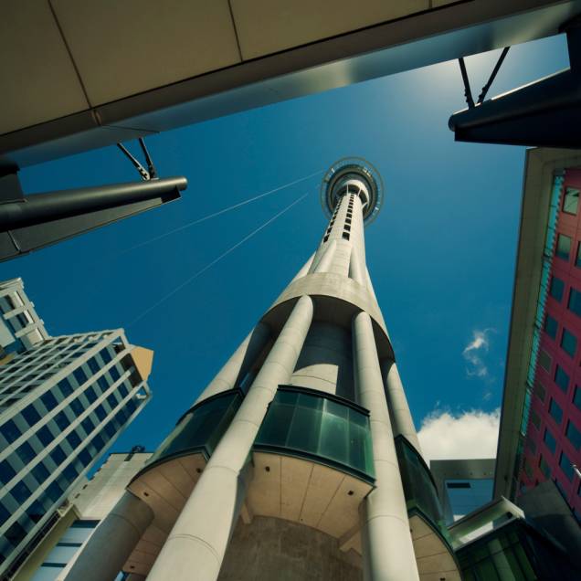 Na Sky Tower, com 328 metros de altura, é possível ter uma visão de 360º de Auckland e até pular de bungee jump Na Sky Tower, com 328 metros de altura, é possível ter uma visão de 360º de Auckland e até pular de bungee jump