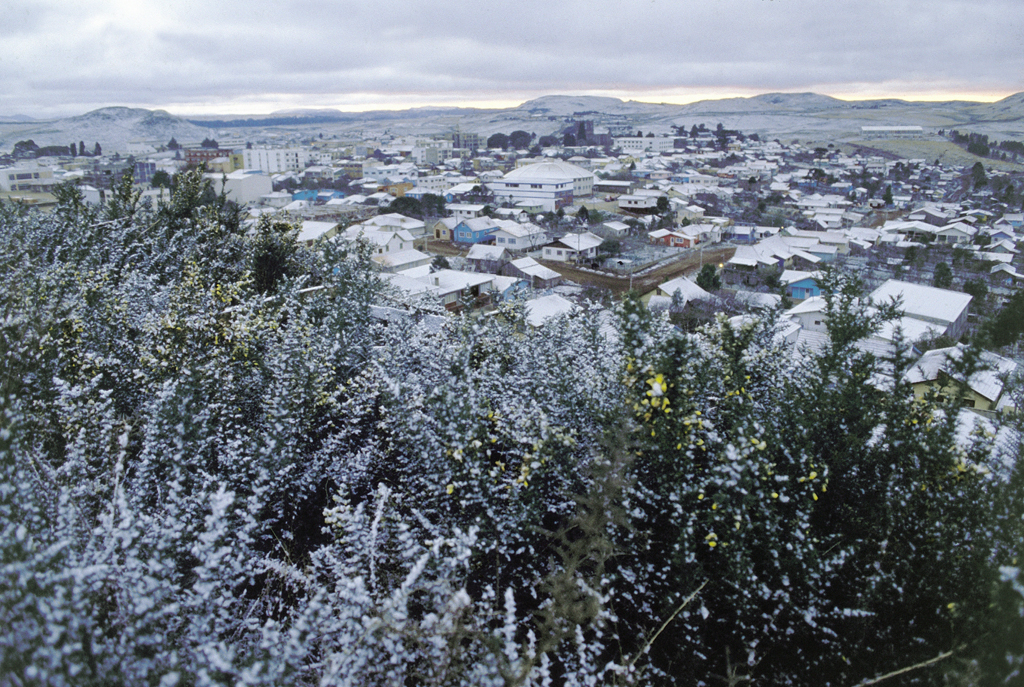Em junho e julho, as ruas ficam congestionadas e a modesta rede hoteleira, lotada
