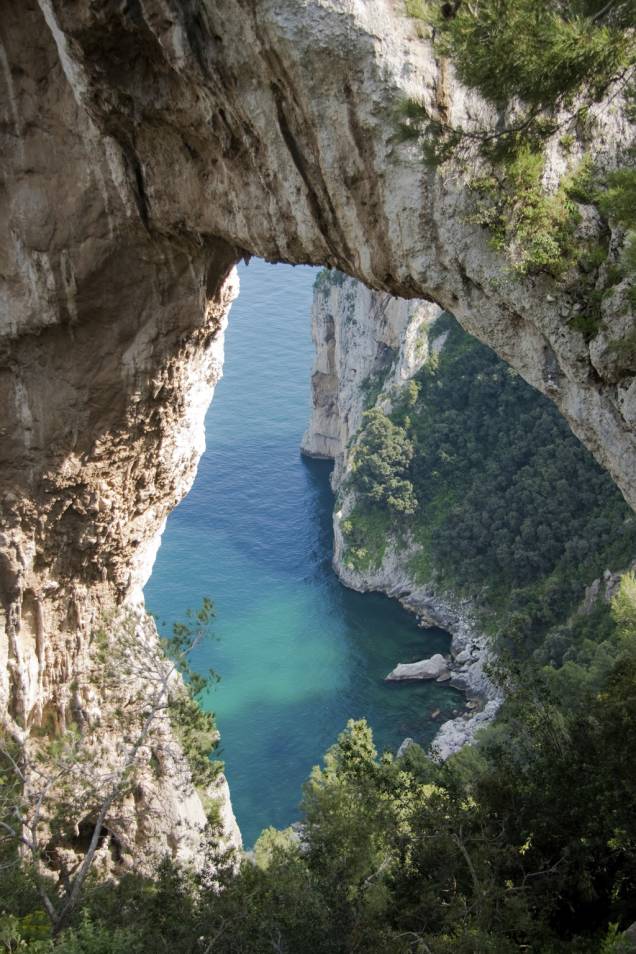 A meia hora de barco de Nápoles, Capri povoa o imaginário da península há quase 2 mil anos, quando os imperadores romanos a descobriram e escolheram como destino de veraneio. A meia hora de barco de Nápoles, Capri povoa o imaginário da península há quase 2 mil anos, quando os imperadores romanos a descobriram e escolheram como destino de veraneio.