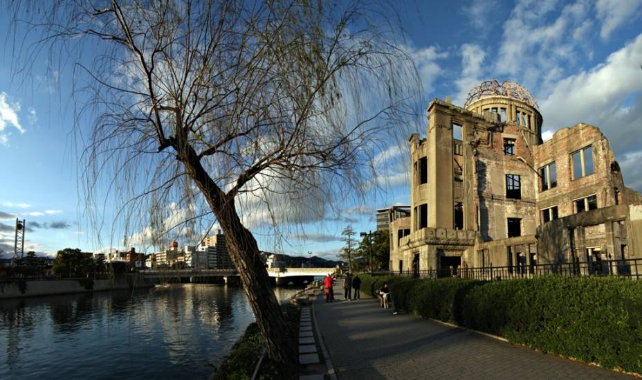 O antigo Hall de Promoção Industrial de Hiroshima, junto ao rio Ota, encontrava-se próximo ao epicentro da explosão atômica. Um dos poucos edifícios da área a sobreviver à bomba, cogitou-se sua demolição após a guerra. Hoje ela é uma testemunha silenciosa dos horrores daquele tempo e uma mensagem poderosa a políticos de todo o mundo