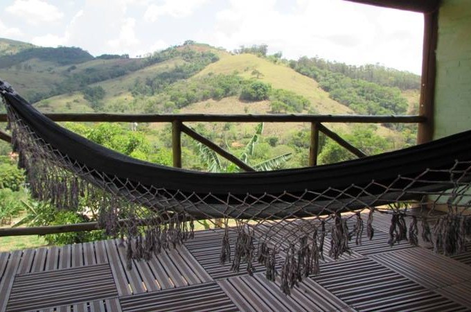 A Mantiqueira vista da varanda dos chalés da Mata que Canta