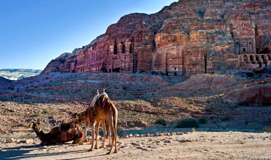 Os mercadores nabateus escavaram na rocha templos, depósitos e tumbas, formando uma verdadeira cidade troglodita Os mercadores nabateus escavaram na rocha templos, depósitos e tumbas, formando uma verdadeira cidade troglodita