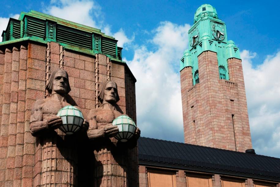 A estação central de Helsinque fica no coração da cidade e foi projetada pelo arquiteto Eliel Saarinen, pai de Eero Saarinen, que criou uma série de mesas e cadeiras que são ícones do design do século 20