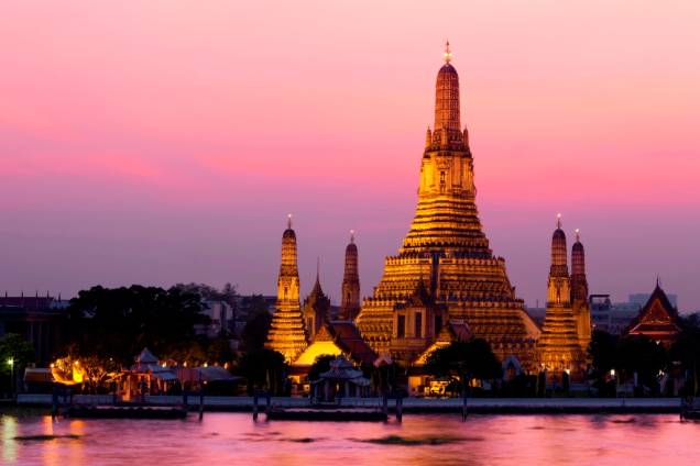 O Wat Arun, junto ao rio Chao Phraya, fecha a fantástica tríade de templos do centro de Bangcoc, junto com o Wat Pho e o Wat Phrao Kheo O Wat Arun, junto ao rio Chao Phraya, fecha a fantástica tríade de templos do centro de Bangcoc, junto com o Wat Pho e o Wat Phrao Kheo