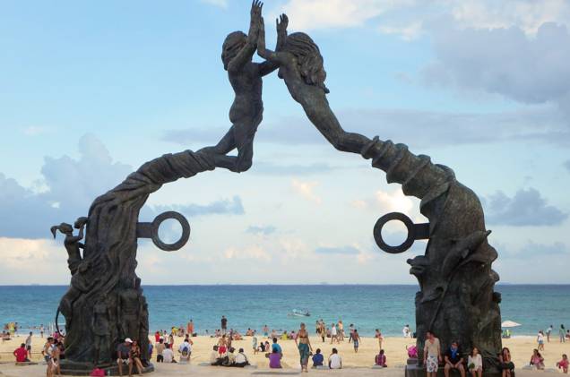 O Portal Maya foi erguido na Playa del Carmen para lembrar o fim do calendário maia em 21 de dezembro de 2012 O Portal Maya foi erguido na Playa del Carmen para lembrar o fim do calendário maia em 21 de dezembro de 2012