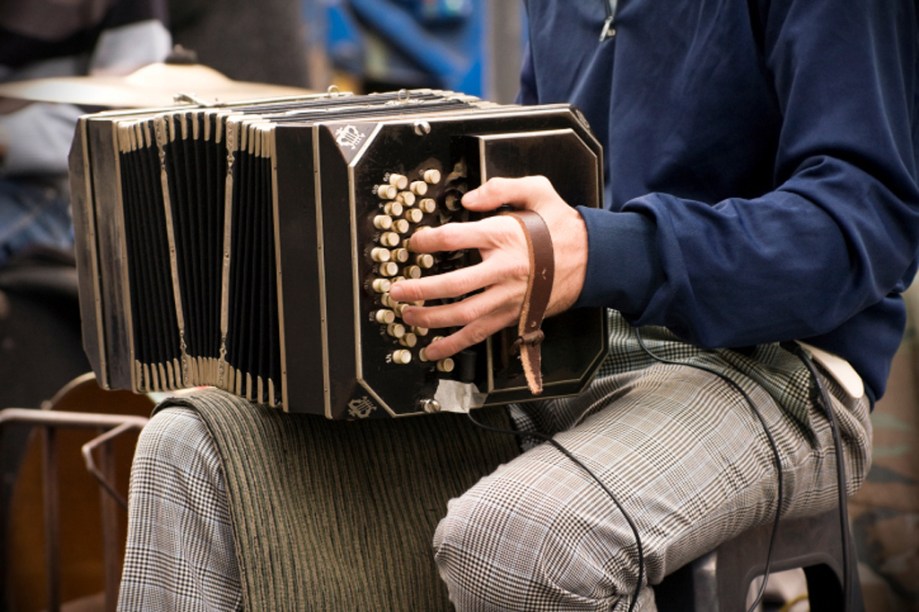 Buenos Aires respira tango. Pequenas orquestras de jovens com bandoneóns e violinos pipocam pelas ruas do bairro de San Telmo 