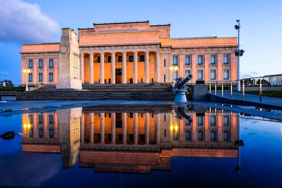 O Auckland Museum iluminado