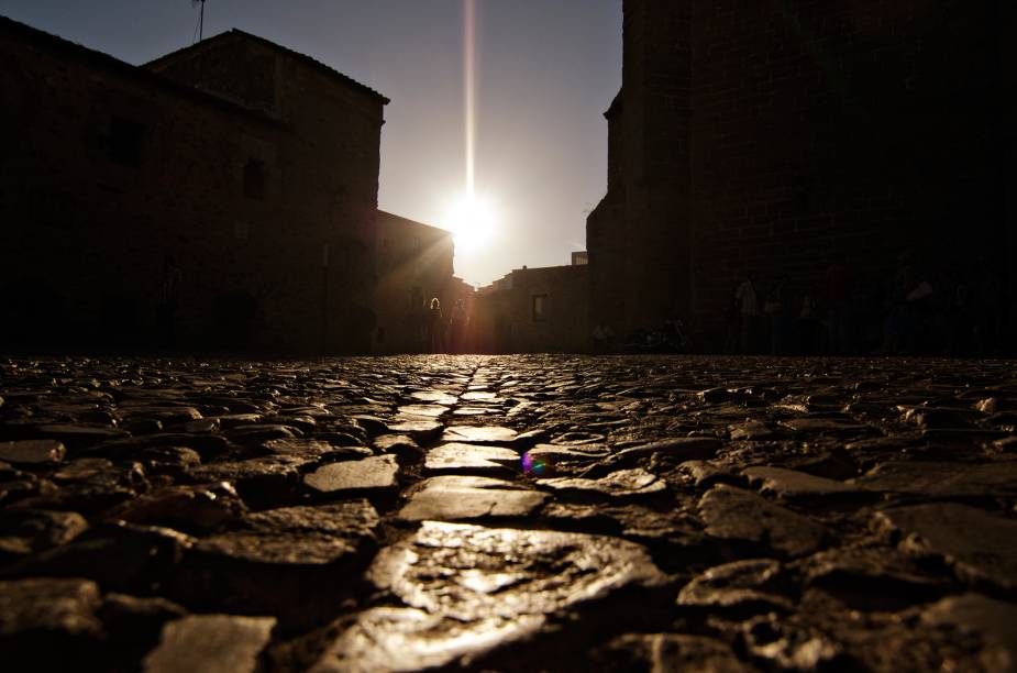 Entardecer nas ruas medievais de Cáceres