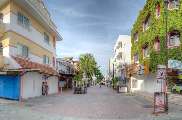 Uma das avenidas mais movimentadas da cidade Uma das avenidas mais movimentadas da cidade