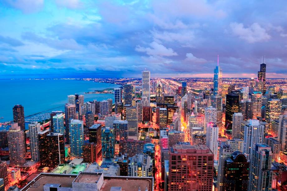 A Cidade dos Ventos, como Chicago é popularmente conhecida, fica às margens do gigantesco lago Michigan, um dos Grandes Lagos na região da fronteira central de EUA e Canadá A Cidade dos Ventos, como Chicago é popularmente conhecida, fica às margens do gigantesco lago Michigan, um dos Grandes Lagos na região da fronteira central de EUA e Canadá