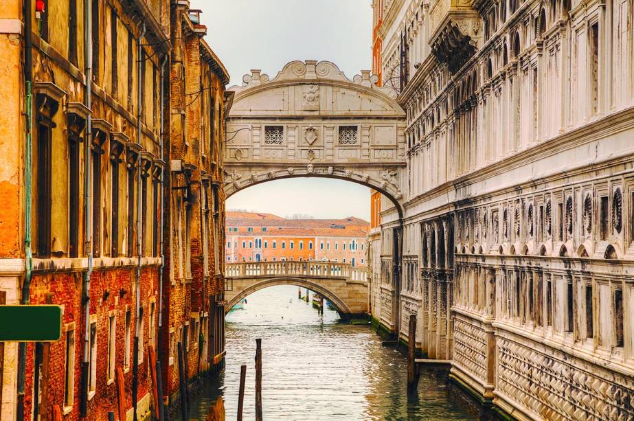 A famosa Ponte dos Suspiros, em Veneza, funcionava como passagem dos tribunais venezianos para a prisão - chama-se Ponte dos Suspiros por ali ser o último lugar em que o condenado teria uma visão da cidade, antes do cárcere. É possível passar pela ponte e ter a mesma sensação de um condenado durante a visita ao <a href="https://viajeaqui.abril.com.br/estabelecimentos/italia-veneza-atracao-palazzo-ducale" rel="Palazzo Ducale" target="_blank">Palazzo Ducale</a>