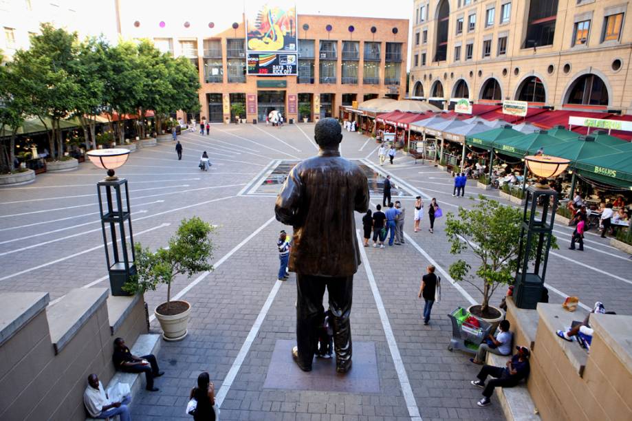 Uma enorme estátua do ex-presidente Nelson Mandela está fincada na praça que leva seu nome, na elegante área de Sandton City Mall Uma enorme estátua do ex-presidente Nelson Mandela está fincada na praça que leva seu nome, na elegante área de Sandton City Mall