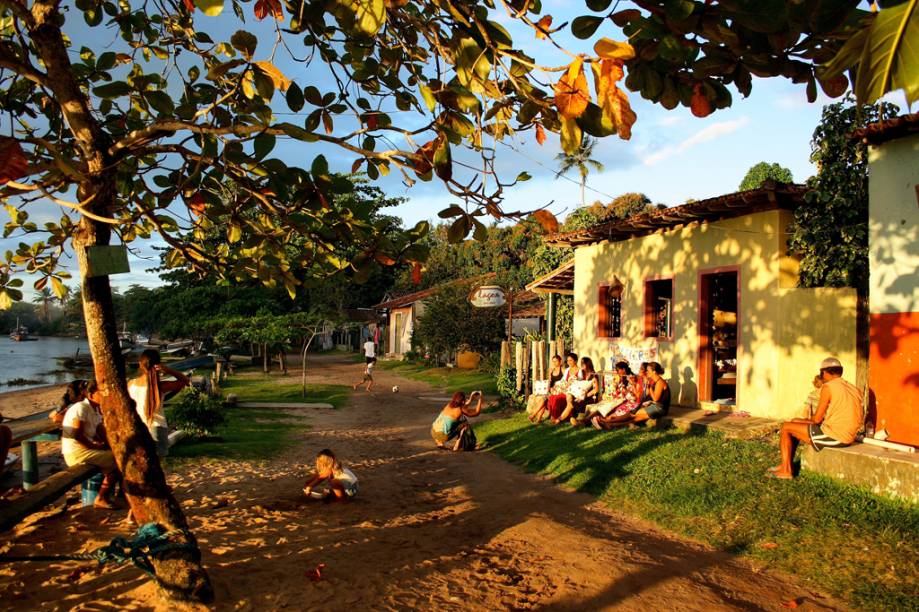 Como meio de preservar o local, as ruas de Caraíva não têm iluminação pública e não são asfaltadas. Quando anoitece, a lanterna torna-se indispensável