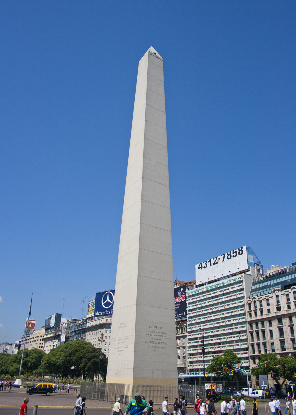 Com 67 metros de altura, o Obelisco foi construído em 1936 para celebrar o quarto centenário da fundação da cidade Com 67 metros de altura, o Obelisco foi construído em 1936 para celebrar o quarto centenário da fundação da cidade