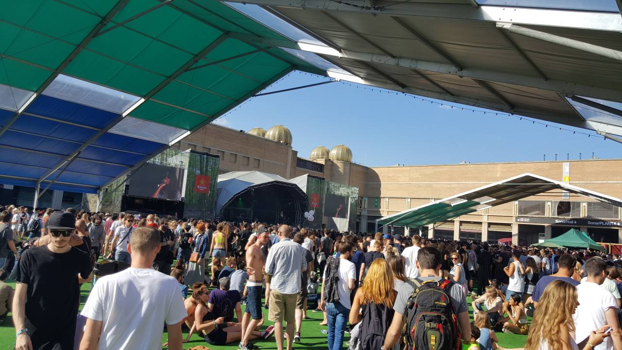 Outro ângulo do palco ao ar livre do Sónar Dia (foto: Cássio Leitão)