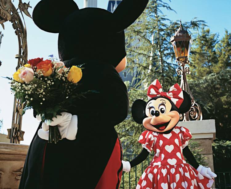 Mickey e Minnie no Magic Kingdom, o primeiro parque do complexo da Disney, inaugurado em 1971 Mickey e Minnie no Magic Kingdom, o primeiro parque do complexo da Disney, inaugurado em 1971