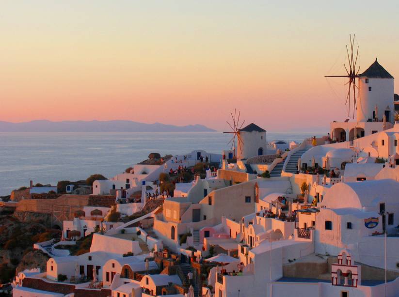 Romântica ao extremo, Santorini, na Grécia, é muito famosa pelo pôr do sol - do alto de seus penhascos, é possível admirar o astro-rei se pondo de vários pontos da ilha. Um dos mais disputados fica nas ruínas de Oia, a cidade mais conhecida, situada na pontinha norte. Chegue cedo, garanta seu lugar em alguma muretinha e faça os seus cliques