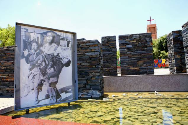 O Museu Hector Pieterson, em Soweto, reúne um vasto acervo de fotos e vídeos da época do apartheid, embalada por uma trilha sonora de arrepiar O Museu Hector Pieterson, em Soweto, reúne um vasto acervo de fotos e vídeos da época do apartheid, embalada por uma trilha sonora de arrepiar
