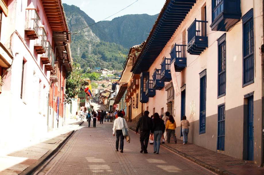 Ladeiras espremidas entre edificações coloniais são a marca do bairro La Candelaria, por onde circulam universitários, boêmios e turistas