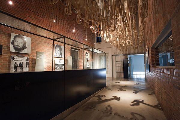O Museu do Apartheid abriga exposições que tratam do regime segregacionista sul-africano O Museu do Apartheid abriga exposições que tratam do regime segregacionista sul-africano