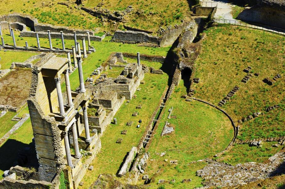 Vista do anfiteatro romano da cidade de Volterra. Nas ruínas, é possível identificar duas escadarias e 19 arquibancadas, além de colunas. Para ter a vista da foto, aproxime-se do sítio arqueológico pela Via Lungo Le Mura del Mandorlo