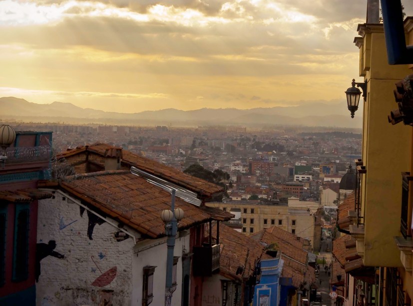 Fim de tarde em La Candelaria, região histórica de Bogotá e um de seus principais pontos turísticos