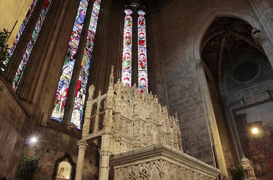 O interior do Duomo (a catedral) de Arezzo conserva vitrais coloridos e um quadro de Maria Madalena, pintado por Piero della Francesca em 1459