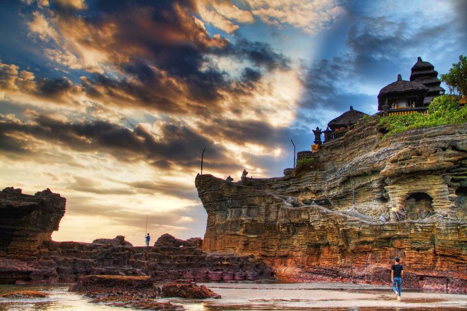 O balneário indonésio guarda os cenários das praias mais lindas do planeta; na foto, a praia Tanah Lot, que tem um templo (que leva o mesmo nome da praia) construído há séculos em cima de uma rocha 