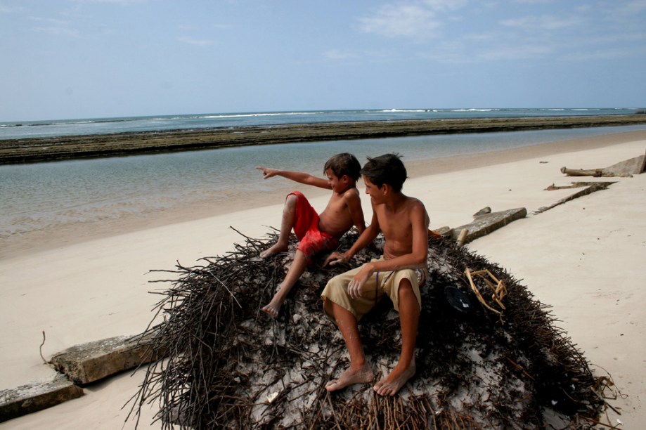 A Praia Saco da Pedra em Marechal Deodoro, Alagoas, é mais deserta que a vizinha Praia do Francês. Há três maneiras de chegar ao local: a pé, de carro ou de barco, mas para chegar a pé, a partir da Praia do Francês, a maré tem de estar baixa