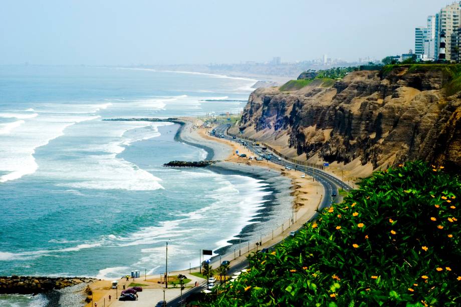 <a href="https://viajeaqui.abril.com.br/estabelecimentos/peru-lima-atracao-miraflores" rel="Miraflores" target="_blank">Miraflores</a>, o bairro mais badalado de <a href="https://viajeaqui.abril.com.br/cidades/peru-lima" rel="Lima" target="_blank">Lima</a>, no <a href="https://viajeaqui.abril.com.br/paises/peru" rel="Peru" target="_blank">Peru</a>, é ponto de encontro de turistas e locais nos finais de semana – um jeito de explorar a região é alugar bicicletas e passear pela ciclovia, que abrange toda a orla florida