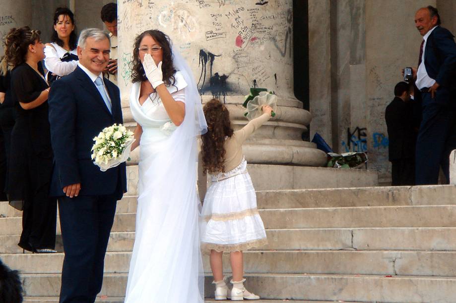 Em um passeio pela Itália, você vai perceber que é bem fácil presenciar um casamento: como as igrejas normalmente são as atrações turísticas, deparar-se com uma festa e ganhar um beijo da noiva pode ser comum. O casamento da foto foi realizado na igreja San Francesco di Paola