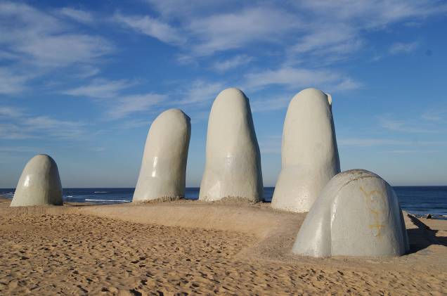 Uma das mais fotografadas paisagens de Punta del Este é a Playa Brava e sua escultura Los Dedos Uma das mais fotografadas paisagens de Punta del Este é a Playa Brava e sua escultura Los Dedos