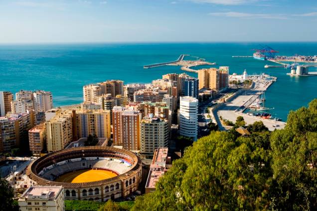 Mais conhecida como a terra natal de Pablo Picasso, Málaga é uma típica cidade costeira espanhola, com belas praias e sua icônica praça de touros Mais conhecida como a terra natal de Pablo Picasso, Málaga é uma típica cidade costeira espanhola, com belas praias e sua icônica praça de touros
