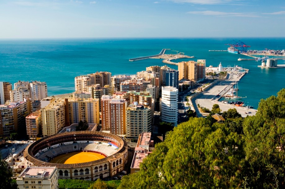Mais conhecida como a terra natal de Pablo Picasso, Málaga é uma típica cidade costeira espanhola, com belas praias e sua icônica praça de touros