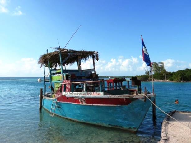 Um barco que é a cara de Caye Caulker Um barco que é a cara de Caye Caulker