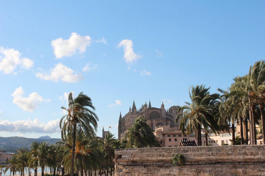 A cidade também está repleta de igrejas góticas e palacetes renascentistas A cidade também está repleta de igrejas góticas e palacetes renascentistas