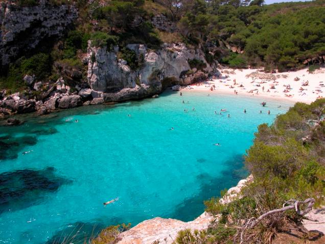 Menorca é a mais calma e mais verde das ilhas Baleares. Muito menos agitada que suas vizinhas Maiorca e Ibiza, aqui os banhistas que não querem badação se divertem em prainhas como Macarelleta Menorca é a mais calma e mais verde das ilhas Baleares. Muito menos agitada que suas vizinhas Maiorca e Ibiza, aqui os banhistas que não querem badação se divertem em prainhas como Macarelleta